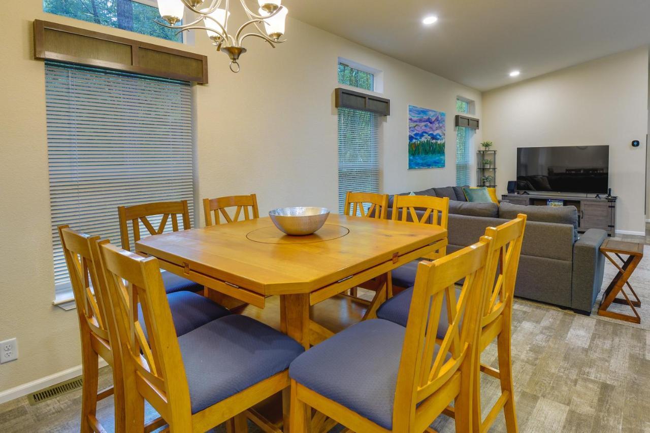 Hoodsport Vacation Rental With Private Lake Access! Bagian luar foto
