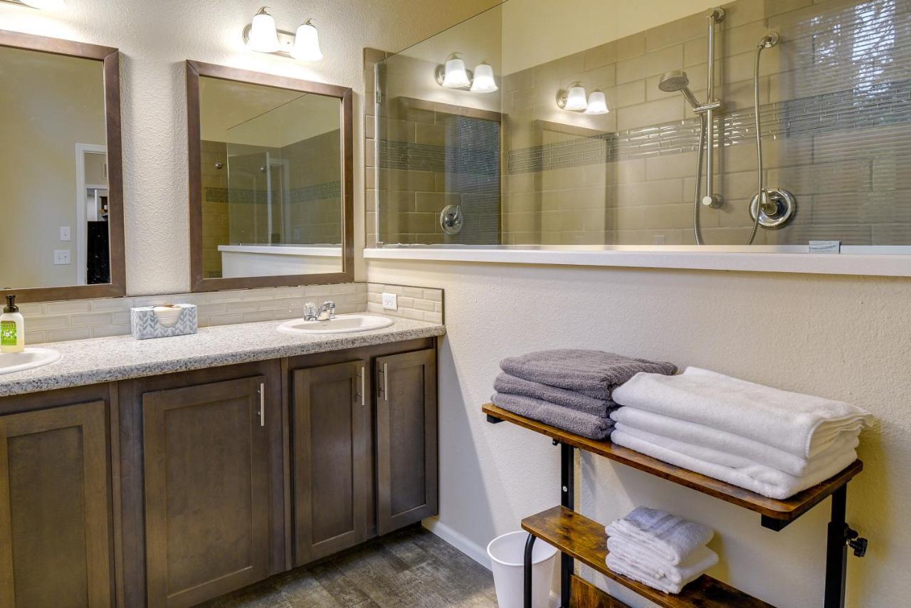 Hoodsport Vacation Rental With Private Lake Access! Bagian luar foto