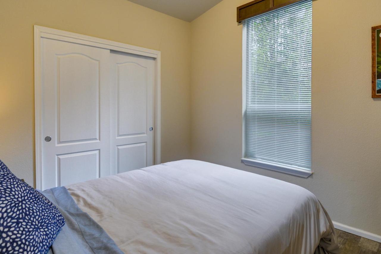 Hoodsport Vacation Rental With Private Lake Access! Bagian luar foto